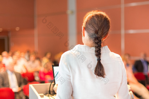 女教授<strong>讲课</strong>学院.