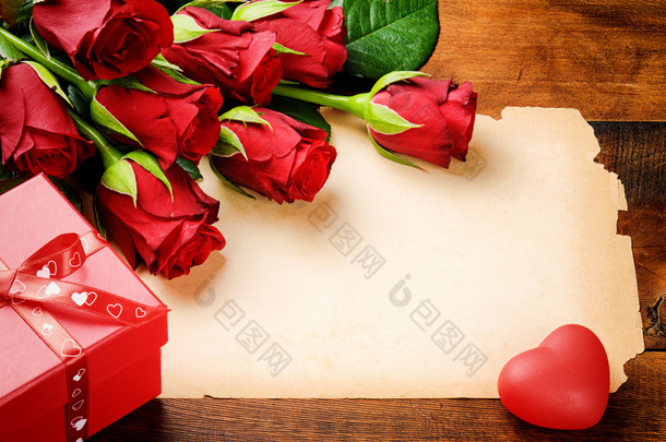 红玫瑰与复古纸情人节框架