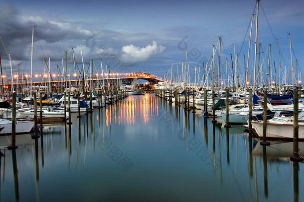 奥克兰<strong>港湾大桥</strong>海温玛丽娜。新西兰奥克兰