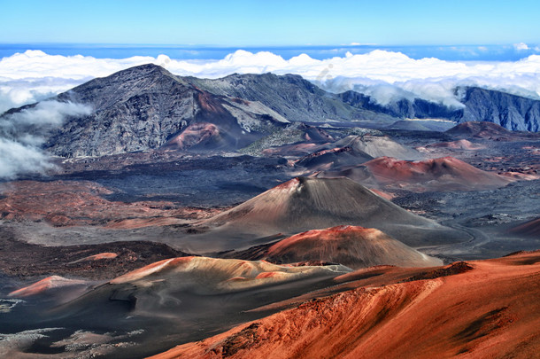 火山口的<strong>哈雷</strong>阿卡拉火山 (毛伊岛，夏威夷)-hdr 图像