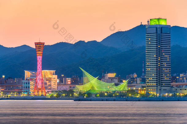 神户, 日本的地平线在港口和塔. 