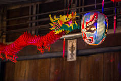 中国灯笼和纸龙悬挂装饰农历 