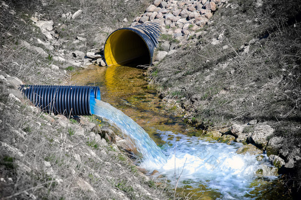废物污染环境的水管道