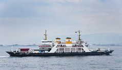 渡船运载乘客和车辆 yalova 和伊斯坦布尔之间