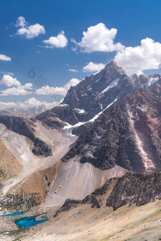 美丽的山路，蓝蓝的天空，多石的山丘，以及塔吉克斯坦范恩山中阿拉丁湖的景色