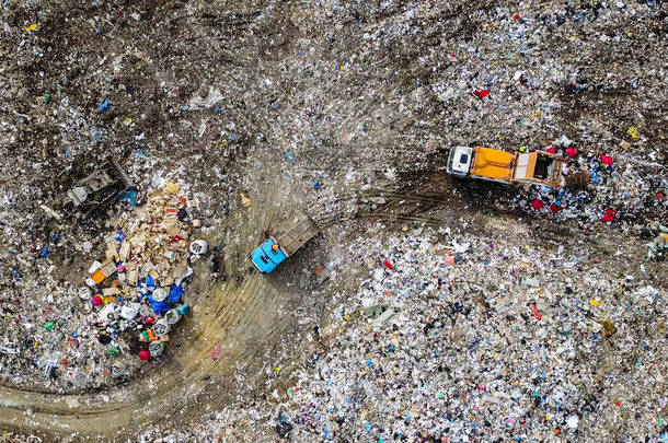 垃圾卡车将垃圾卸到俄罗斯叶卡捷琳堡市附近的一个垃圾填埋场, 从无人机, 头部过射  