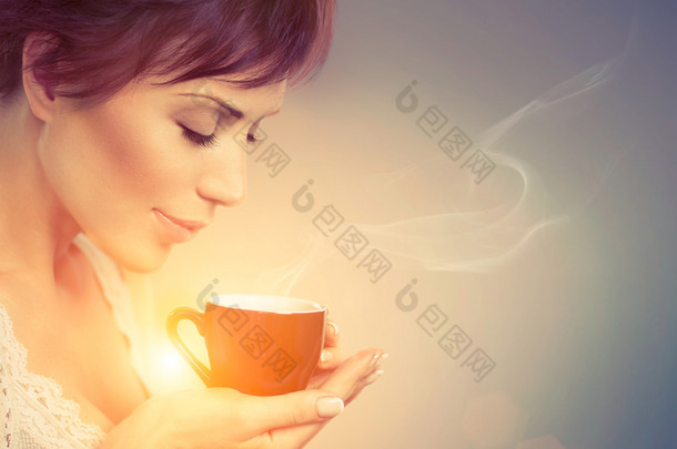 美丽的女孩享受咖啡。杯热饮料的女人