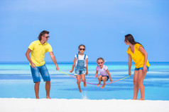 幸福的家庭，在白色的沙滩上一起玩