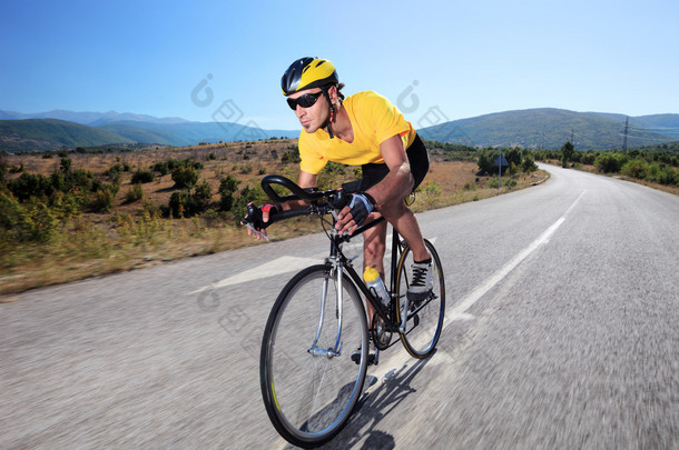 骑单车的男子<strong>骑自行车</strong>