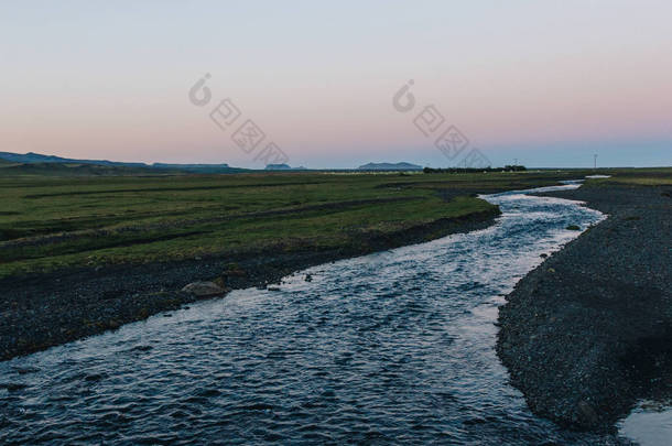 冰岛近草甸河道山水景观观