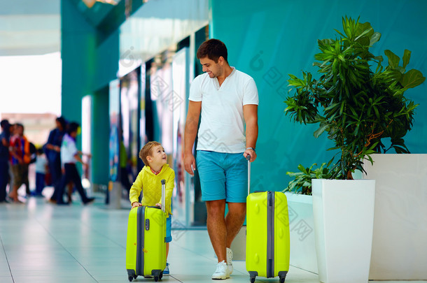 幸福<strong>的</strong>家庭，提着行李准备放暑假了，在机场