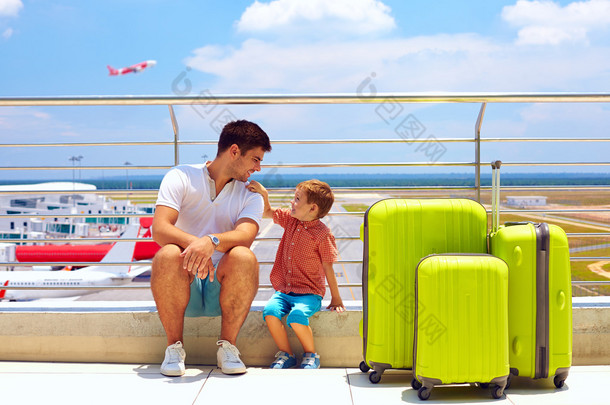 家庭寄宿在国际机场，暑假里等待