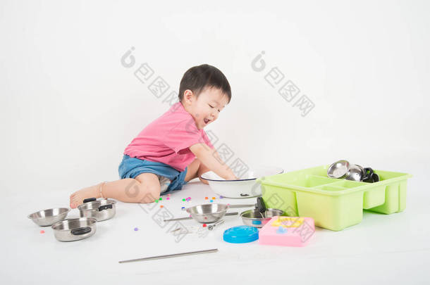 小亚洲小孩2岁玩厨房玩具 