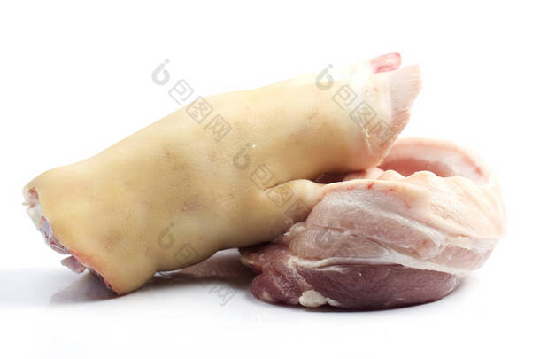 裸腿和白底猪肉
