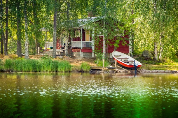 在农村芬兰湖边小屋