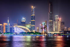 摩天大楼和珠江的夜景。广州地平线