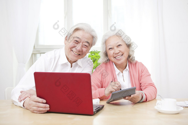 夫妻使用笔记本电脑