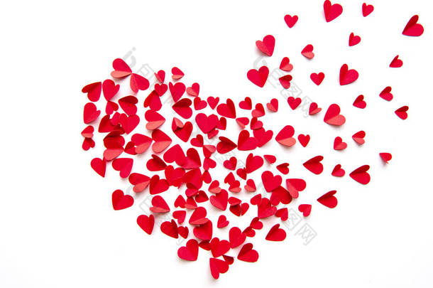红色的心在一颗被白色隔离的大心脏中聚集 