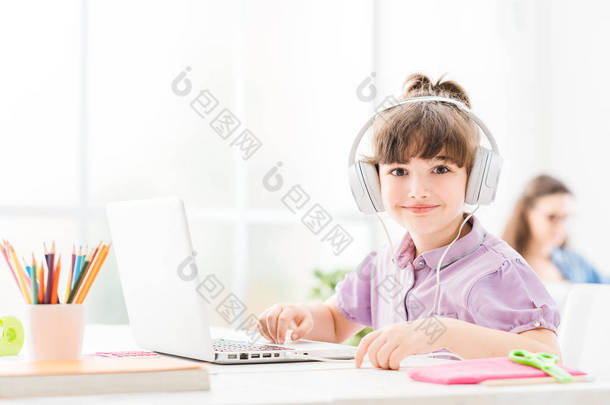 可爱的小女孩带着便携式<strong>计算机</strong>连接