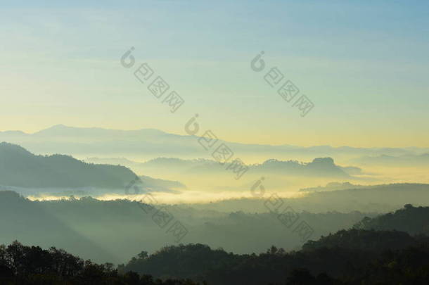 观天, 薄雾, 山观在<strong>清晨</strong>黎明前, 仰望山顶。<strong>清晨</strong>日出在高山上.