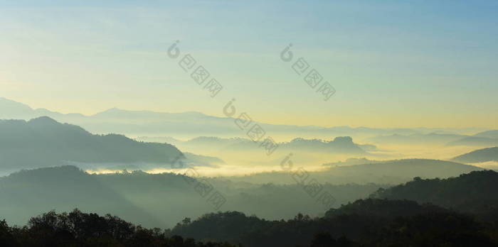 观天, 薄雾, 山观在清晨黎明前, 仰望山顶。清晨日出在高山上.