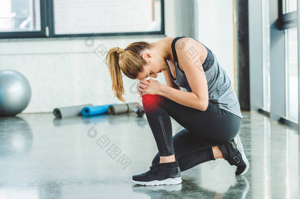 体操运动训练中的年轻女子膝部<strong>疼痛</strong>的侧面观