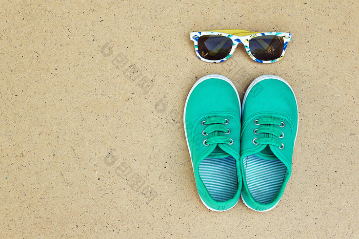 绿色运动鞋和太阳镜-包图企业站