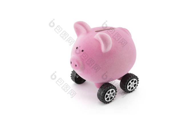 在白色与修剪路径隔离的车轮上的小猪银行 