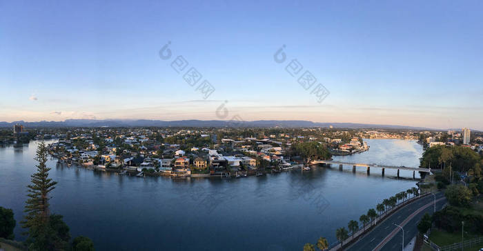 澳大利亚昆士兰州黄金海岸冲浪者天堂上空升起的日出全景空中景观.