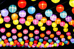 五颜六色的传统中国灯笼在黑暗的背景。中国除夕五颜六色的灯笼背景.