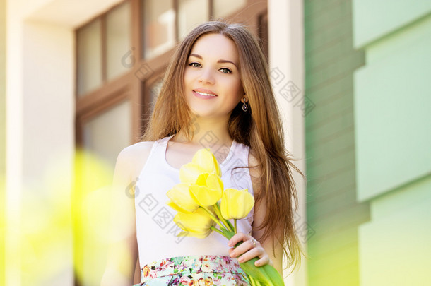 美丽的女孩在与黄色郁金香的复古风格