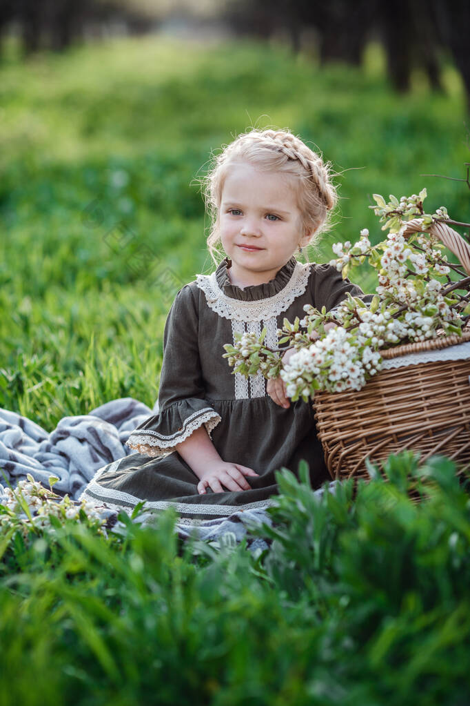 在花园子里穿着衣服的可爱小女孩可爱的女婴高清图片下载 包图网