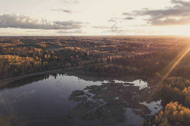 空中无人机拍摄的湖泊与美丽的秋天的颜色的森林在日落-复古外观编辑