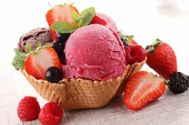 冰激淋和莓果
