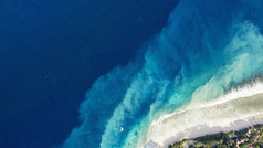 顶视图空中无人机照片的维尔京群岛国家公园与令人难以置信的美丽的海滨。天鹅绒般的沙滩和令人震惊的蓝色水