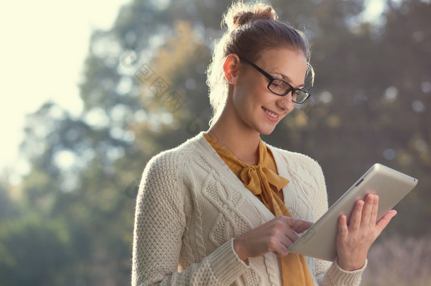 使用 tablet pc 的<strong>眼镜</strong>的女人