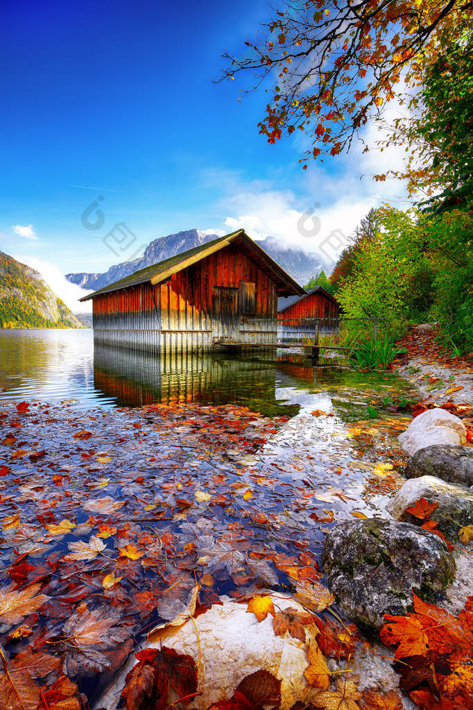 薄雾和阳光明媚的早晨在 Altaussee 村。阳光明媚的秋景在清晨。地点: 奥地利施蒂里亚 Liezen 区 Altaussee 村欧洲.