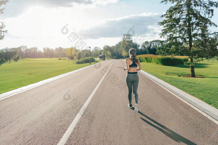 在公园里跑步的女人运动女人