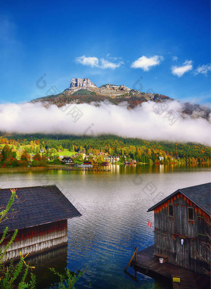 薄雾和阳光明媚的早晨在 Altaussee 村。阳光明媚的秋景在清晨。地点: 奥地利施蒂里亚 Liezen 区 Altaussee 村欧洲.