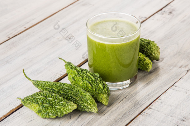 在蔬菜切片，karela 果汁或苦瓜汁一杯绿色 momodica 的<strong>草药</strong>汁