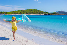 用毛巾，很开心的沙滩上跑步的漂亮小姑娘