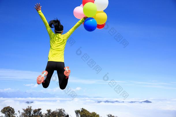 欢呼的年轻女人五颜六色的气球