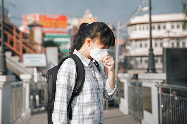 亚洲妇女戴<strong>口罩</strong>咳嗽，因为空气污染 