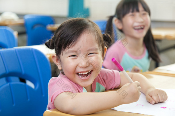 快乐的小<strong>女孩在教室</strong>里