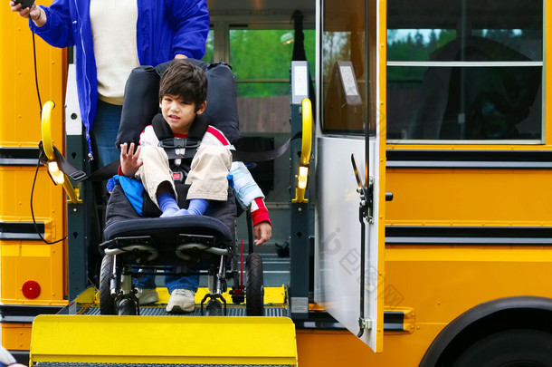 禁用五岁的男孩对他的轮椅使用总线电梯
