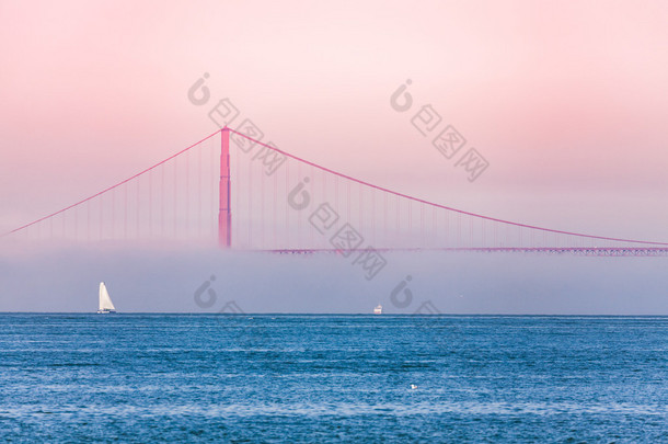旧金山金门大桥在雾中