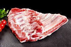 新鲜和原料肉。肋骨和猪肉排骨生，未切割准备烧烤和烧烤
