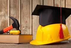 黄色硬礼帽和毕业帽 