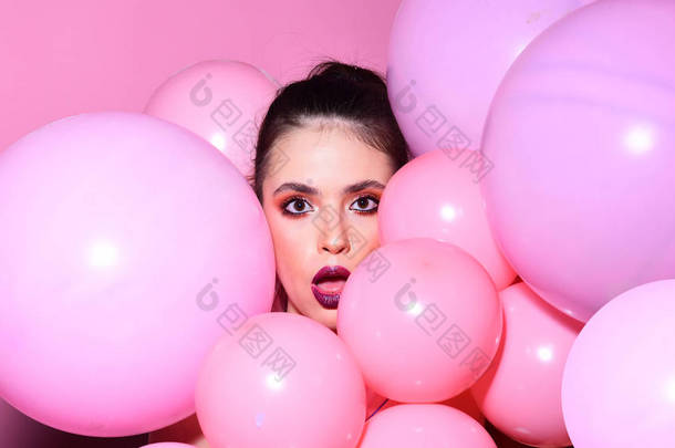 气球党在粉红色的工作室背景。复古的女孩与时尚的化妆和头发。生日装饰和庆祝。女孩梦想在强力粉彩趋势。时尚女人与许多粉红色的空气气球.