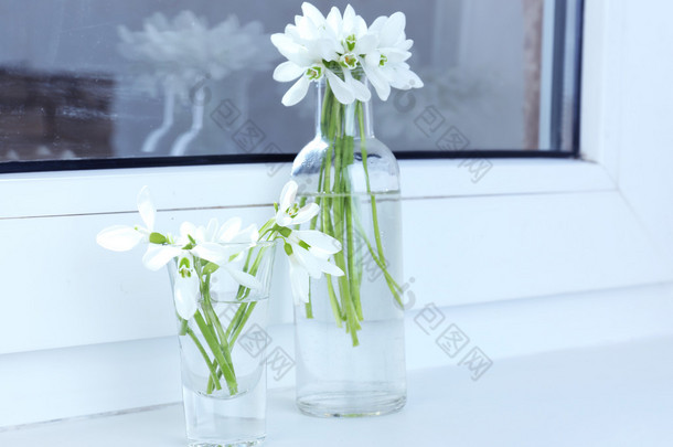 雪花<strong>莲</strong>在窗台上花瓶中的美丽花束